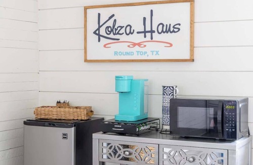 Round Top House | Round Top Cottage for 4 | IN TOWN | Walk to Shops