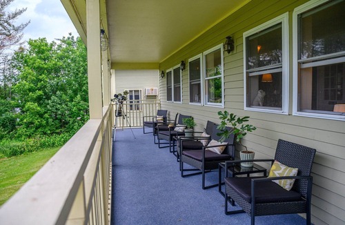 Stowe Bed & Breakfast | Roundtop Mountain+Breakfast @the Brass Lantern inn