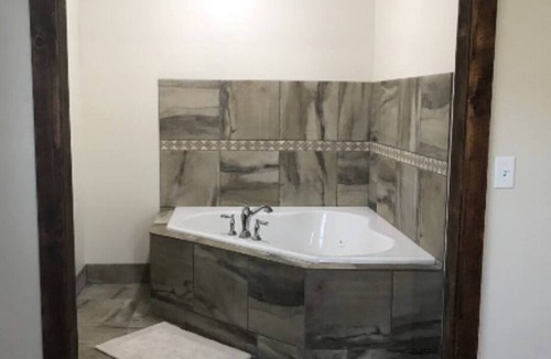 Leavittsburg House | Route 5 * Comfortable * WIFI * Hot Tub