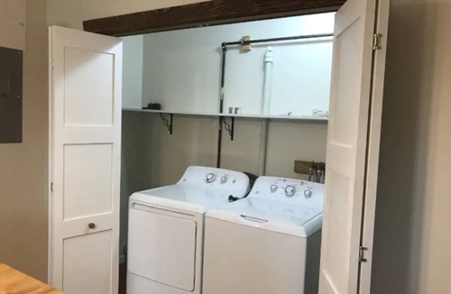 Leavittsburg House | Route 5 * Comfortable * WIFI * Hot Tub