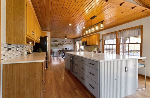 Pontiac House | Route 66, 5+ Acres with a pool, Birthday & Events