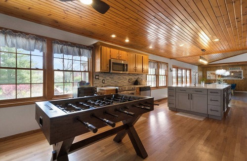 Pontiac House | Route 66, 5+ Acres with a pool, Birthday & Events