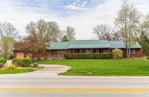 Pontiac House | Route 66, 5+ Acres with a pool, Birthday & Events