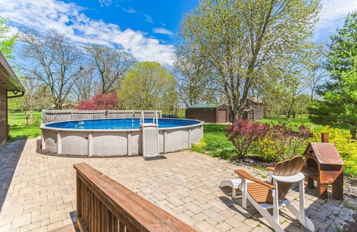 Pontiac House | Route 66, 5+ Acres with a pool, Birthday & Events