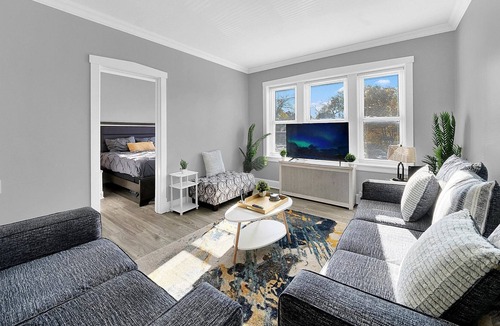 Lavergne Apartment | Route 66 Apt /5min to HOSP & Metra train /15min to MDW