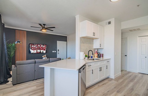 Glendale Sports and Entertainment District Apartment | ROVE LIVING/KB - Zone