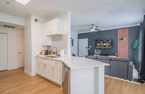 Glendale Sports and Entertainment District Apartment | ROVE LIVING/KB - Zone