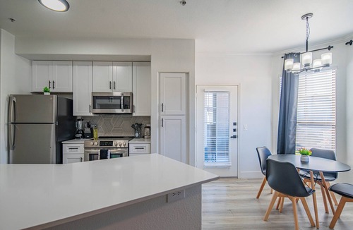 Glendale Sports and Entertainment District Apartment | ROVE LIVING/KB - Zone