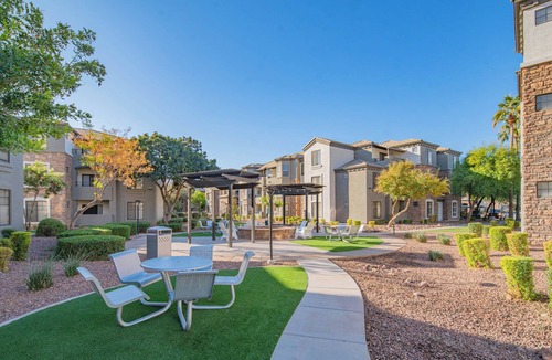 Glendale Sports and Entertainment District Apartment | ROVE LIVING/KB - Zone
