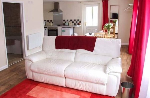 Cranham Apartment | ROWAN STUDIO, romantic, with a garden in Cranham