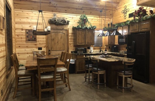 Broken Bow Cabin | Rowdy Beaver Cabin~Fishing~Pool Table~Horseshoes~XBox~Hot Tub~Gas Grill~Fire pit