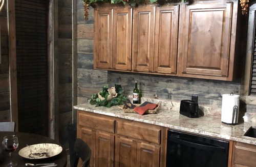 Broken Bow Cabin | Rowdy Coyote 🐺 Luxury Cabin-ZipLine-Arcade-Foosball-HotTub-FirePit-Gas Grill