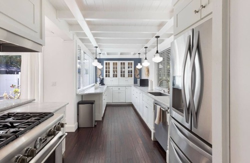 Pineapple Grove Arts District Cottage | Rowdy Rooster ~Steps to Atlantic ~ Hot Tub