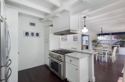 Pineapple Grove Arts District Cottage | Rowdy Rooster ~Steps to Atlantic ~ Hot Tub