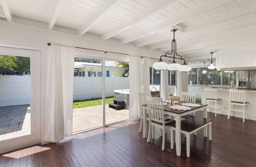 Pineapple Grove Arts District Cottage | Rowdy Rooster ~Steps to Atlantic ~ Hot Tub