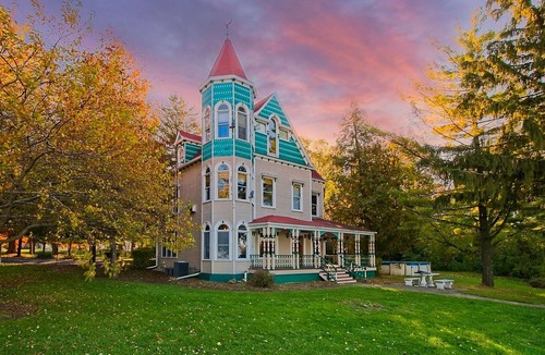 Fox Lake Bed & Breakfast | Roxana Resort