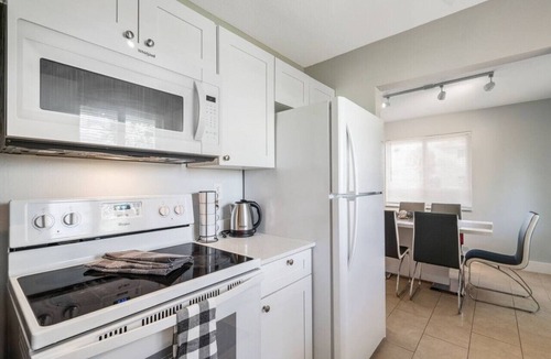 Oakland Park House | Roxana`s 3bed/2bath Home w/Modern Interior & BBQ Backyard