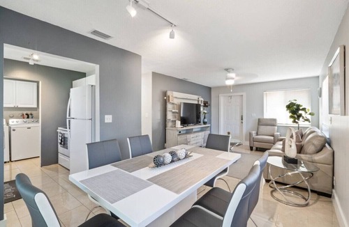 Oakland Park House | Roxana`s 3bed/2bath Home w/Modern Interior & BBQ Backyard