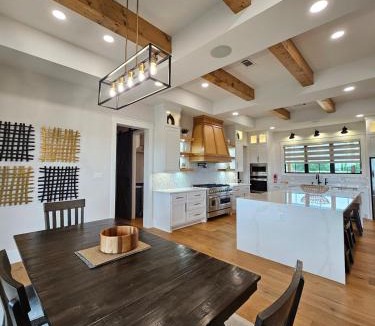 Brenham Villa | Roxell Ranch-A Country Retreat 12 Guests 6 beds