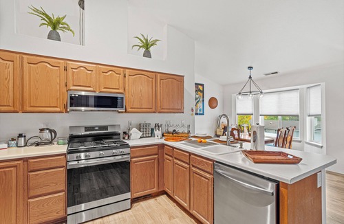 Medford House | RoxyAnn Modern: spacious open floorplan, extended stay, luxury townhome!