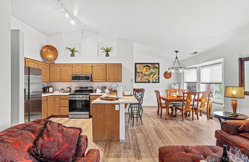 Medford House | RoxyAnn Modern: spacious open floorplan, extended stay, luxury townhome!