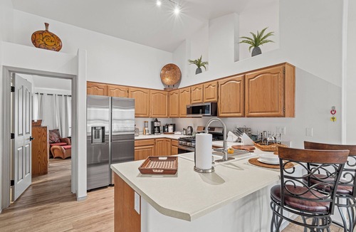 Medford House | RoxyAnn Modern: spacious open floorplan, extended stay, luxury townhome!