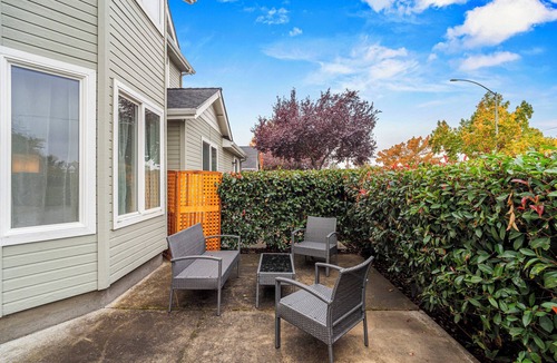 Medford House | RoxyAnn Modern: spacious open floorplan, extended stay, luxury townhome!