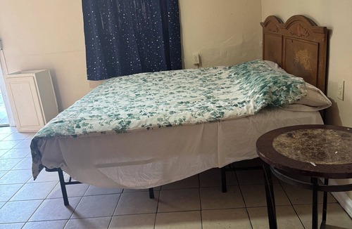 South Pensacola Hotel | Royal Arms Motel