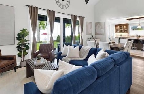 Pefferlaw House | Royal Beach Lake House & Spa w/Hot Tub & Sauna