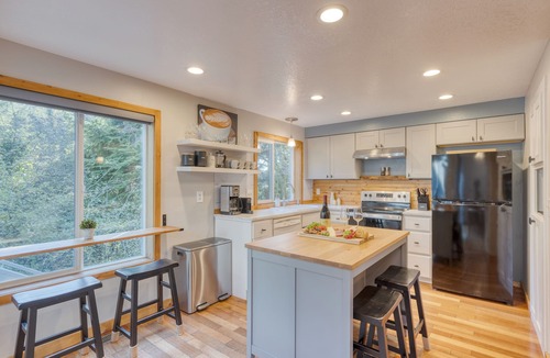 Arch Cape House | Royal Canoe by AvantStay | Walk to the Shore + Cozy Fireplace