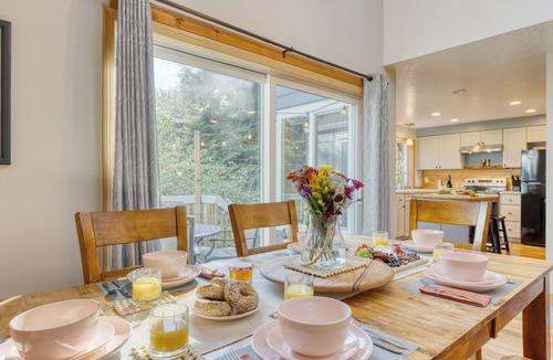 Arch Cape House | Royal Canoe by AvantStay | Walk to the Shore + Cozy Fireplace