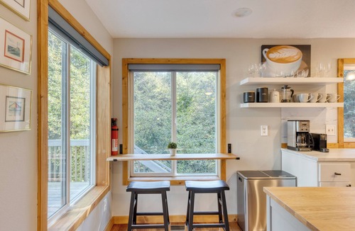 Arch Cape House | Royal Canoe by AvantStay | Walk to the Shore + Cozy Fireplace