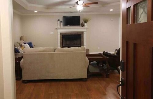 Chandler House | Royal Entertainer - STAYeasttexas