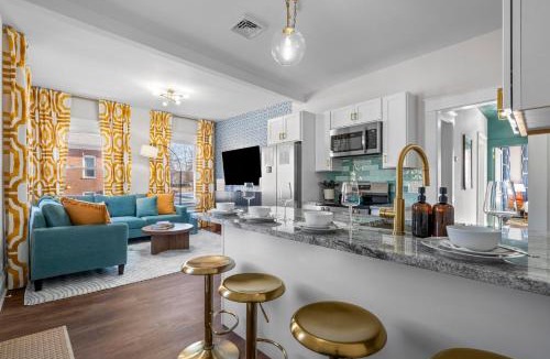 Westside Norwich Apartment | Royal Flush-6 King Beds-2 Mi To Mohegan