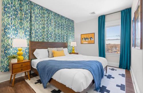 Westside Norwich Apartment | Royal Flush-6 King Beds-2 Mi To Mohegan