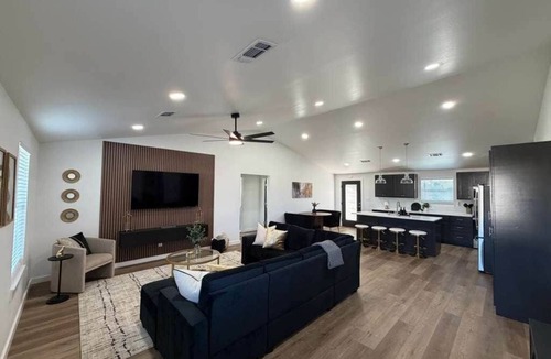 Thackerville House | Royal Flush Villa - King Bed near WinStar