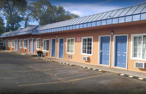 Larkspur Hotel | Royal Gateway Motel by OYO