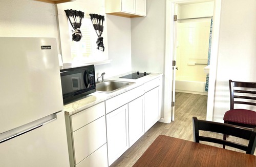 Larkspur Hotel | Royal Gateway Motel By OYO