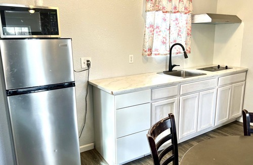 Larkspur Hotel | Royal Gateway Motel By OYO