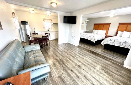 Larkspur Hotel | Royal Gateway Motel By OYO