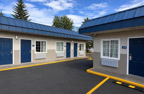 Larkspur Hotel | Royal Gateway Motel
