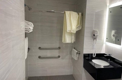 Baychester Hotel | Royal Hotel Bronx