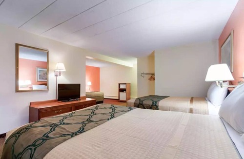 Clearfield Hotel | Royal Inn Clearfield