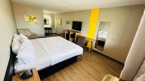 Richmond Hill Hotel | Royal Inn Richmond Hill- Savannah I-95