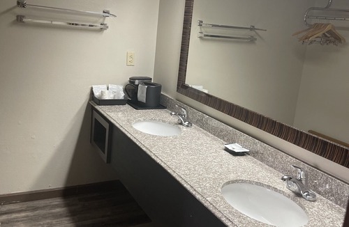 Mountain Grove Hotel | Royal Inn & Suites