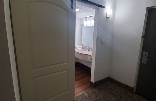 Indianapolis Hotel | Royal Inn