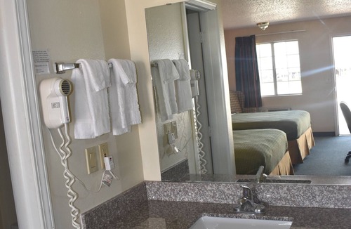 Bentonville - Fayetteville Hotel | Royal Inn