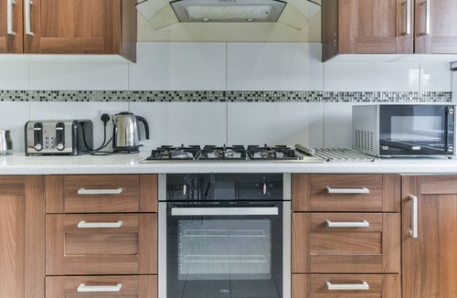 Brunel House | Royal Living Properties - 3 Bedroom Deluxe Bungalow