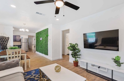 Dallas House | Royal living with Green Wall King Chair-Near DT!