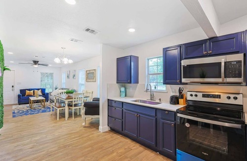 Dallas House | Royal living with Green Wall King Chair-Near DT!